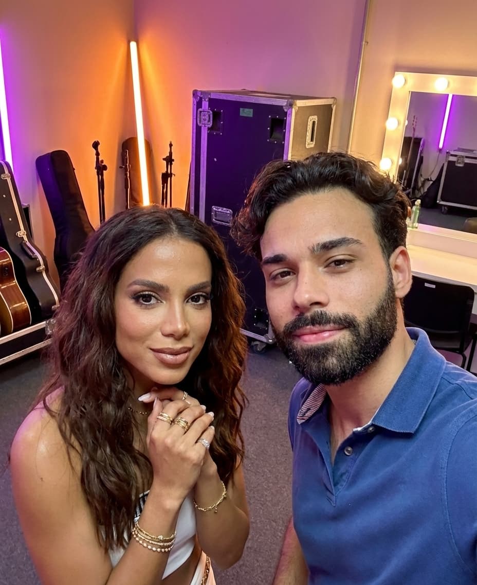 Selfie gerada por IA com Anitta — cenário Backstage de Show